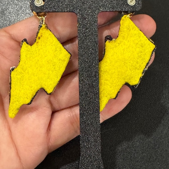 ⚡ Bold Yellow Lightning Bolt Earrings - Picture 5 of 6